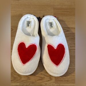 Women’s White Heart Slippers Size M 7-8 New